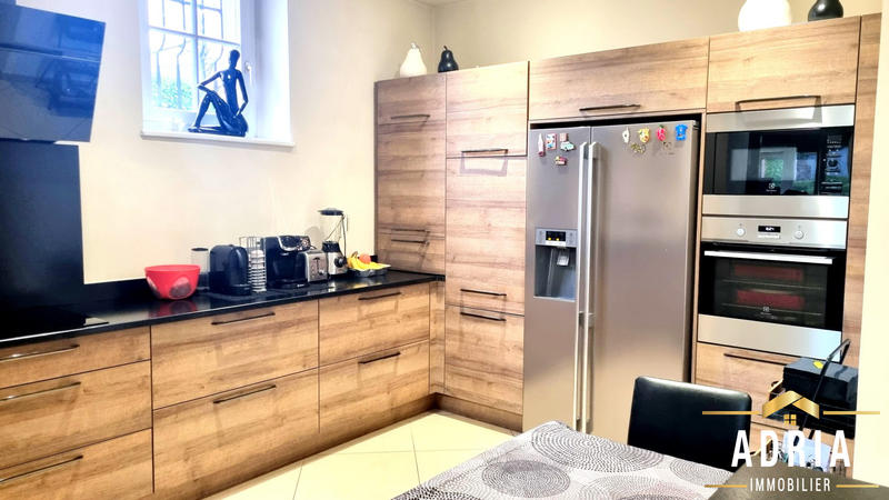 Maison - 225 m² - 8 pièces