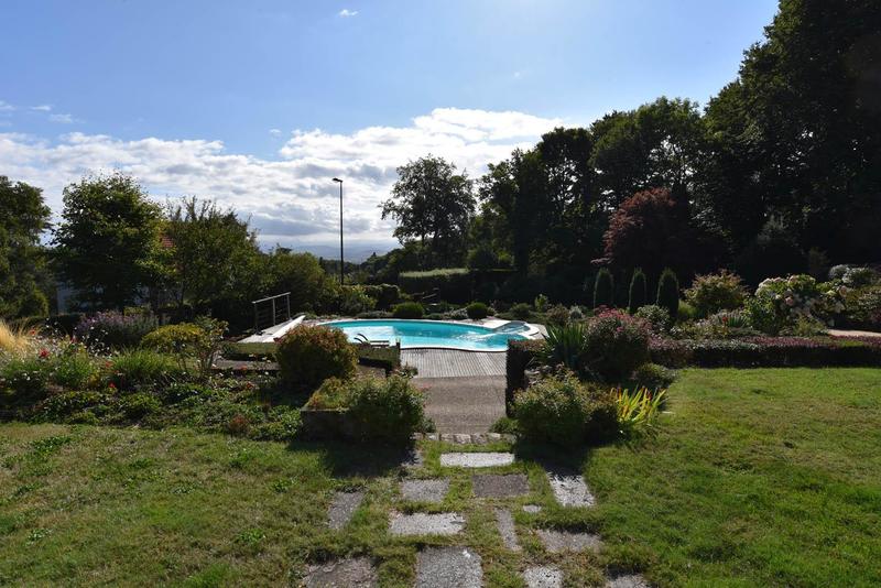 Maison - 241 m² - 9 pièces