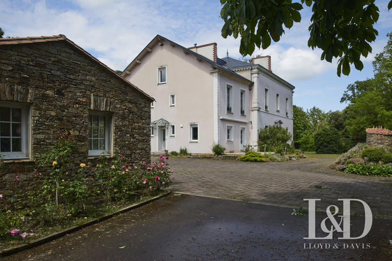 Maison - 460 m² - 10 pièces