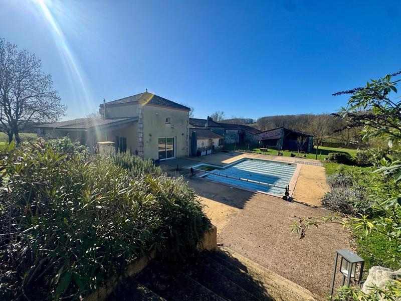 Maison - 271 m² - 11 pièces