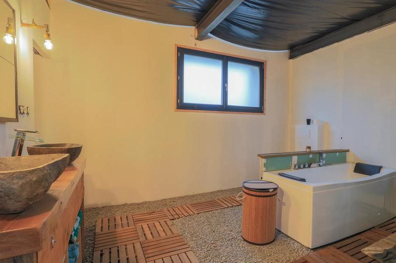 Maison - 250 m² - 7 pièces