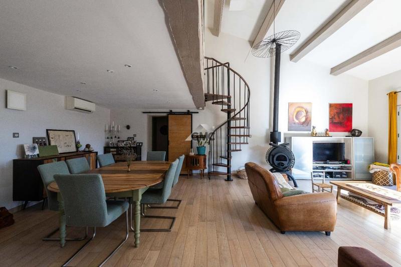 Demeure - 219 m² - 9 pièces