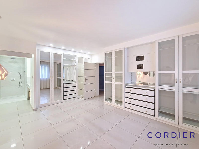 Appartement - 151 m² - 5 pièces