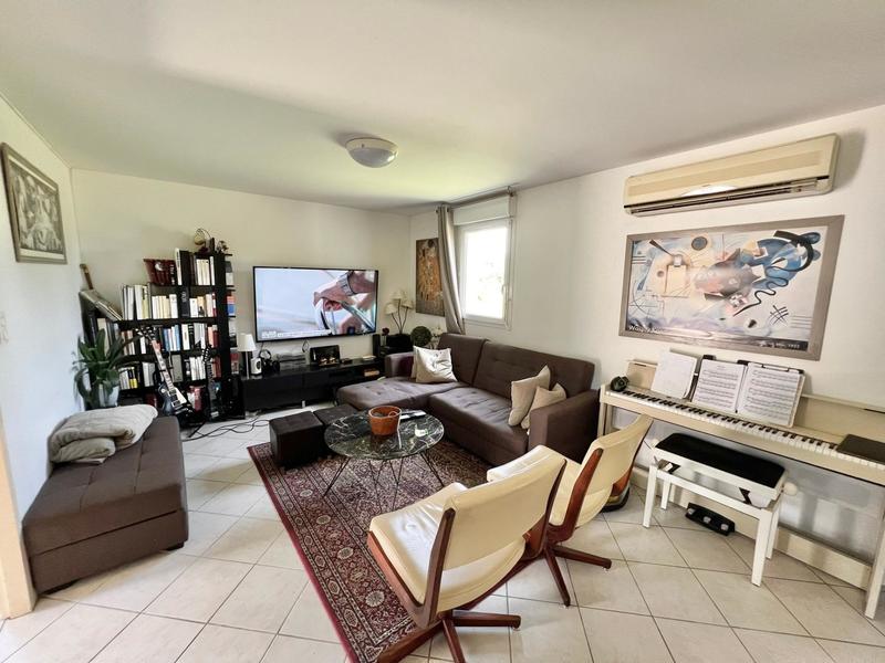 Local commercial - 1 200 m² - 20 pièces