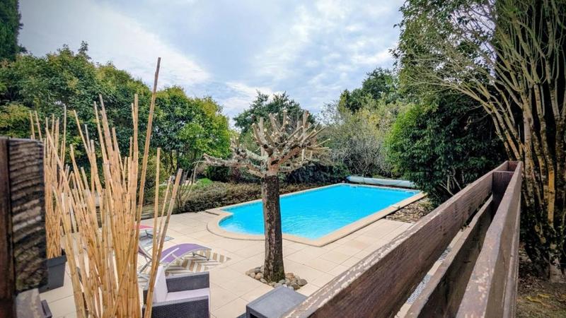 Propriété - 237 m² - 6 pièces