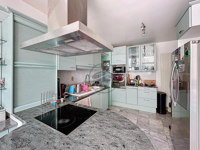 Maison - 237 m² - 9 pièces