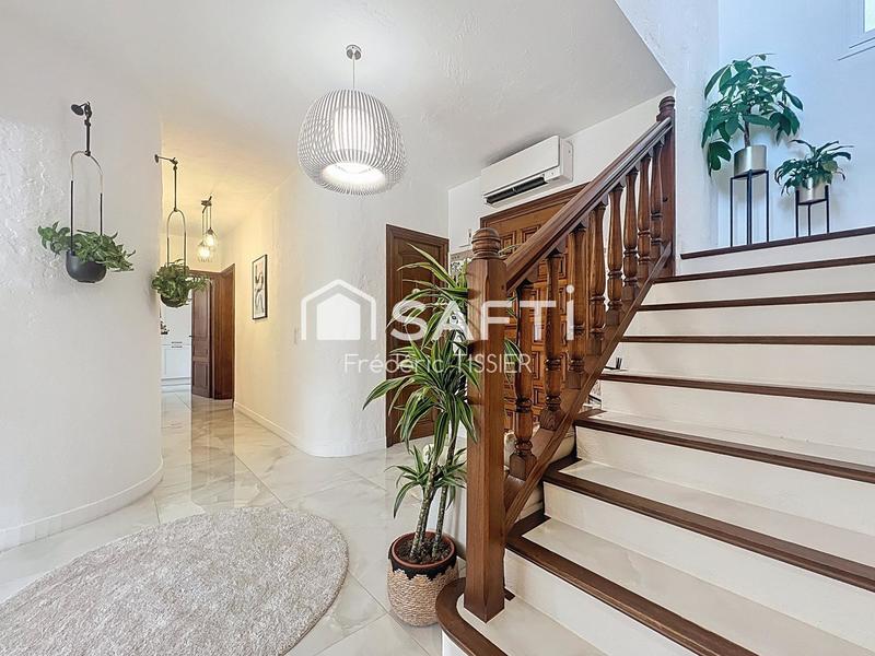 Maison - 220 m² - 8 pièces