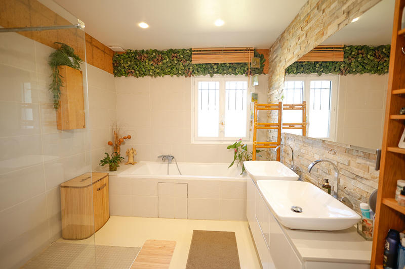 Maison - 250 m² - 6 pièces