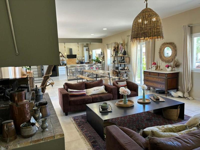 Maison - 220 m² - 6 pièces