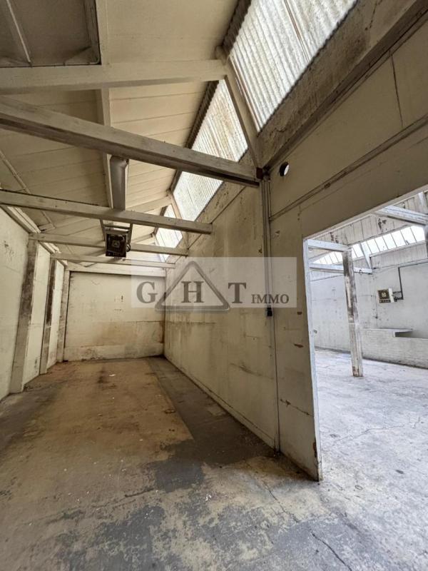 Entrepôt - 1 075 m²