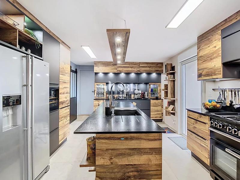 Maison - 480 m² - 8 pièces