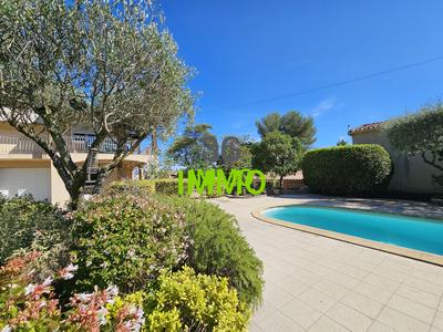 Maison traditionnelle - 201 m² - 8 pièces