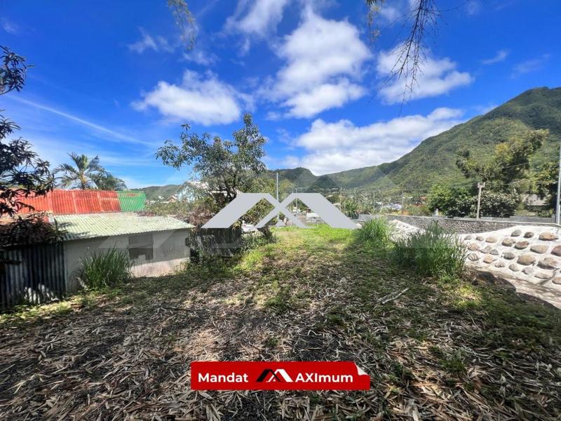 Terrain constructible - 734 m²