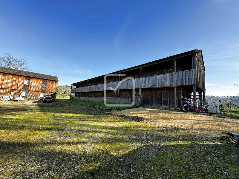 Propriété - 2 135 m² - 52 pièces