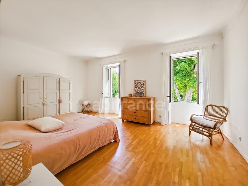 Maison - 628 m² - 9 pièces