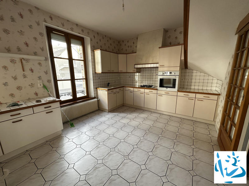 Maison - 180 m² - 8 pièces