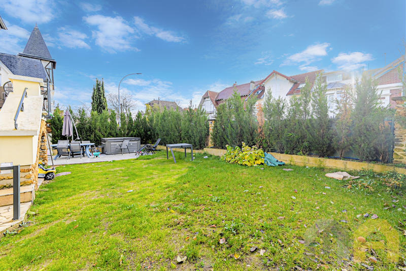 Maison - 280 m² - 8 pièces