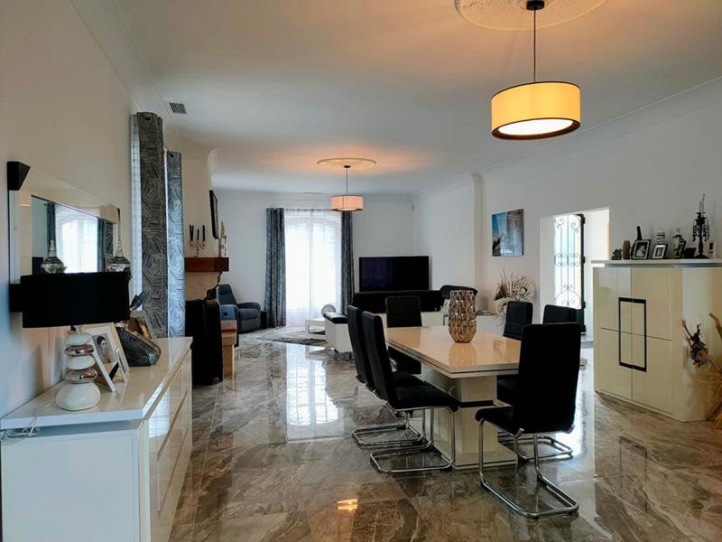 Maison - 360 m² - 8 pièces