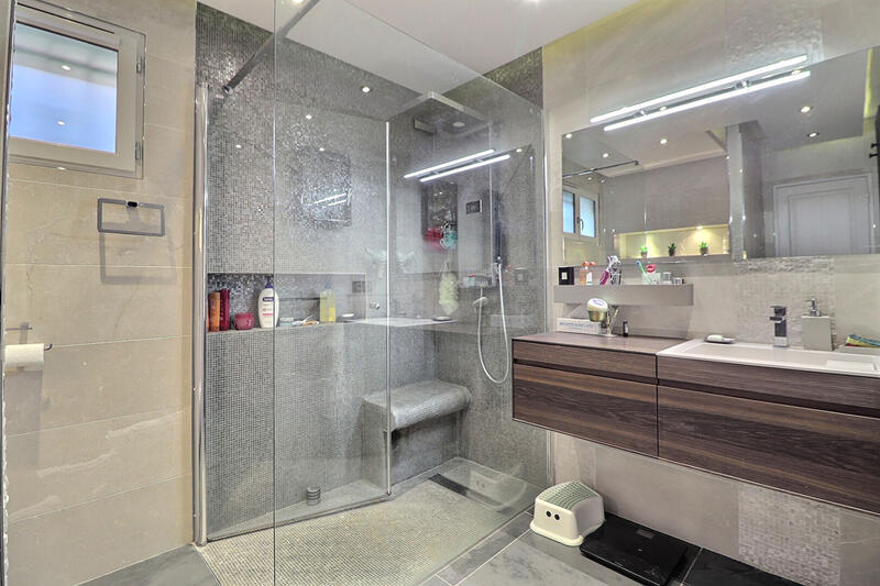 Maison - 255 m² - 8 pièces