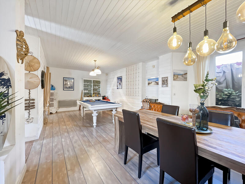 Maison - 181 m² - 9 pièces