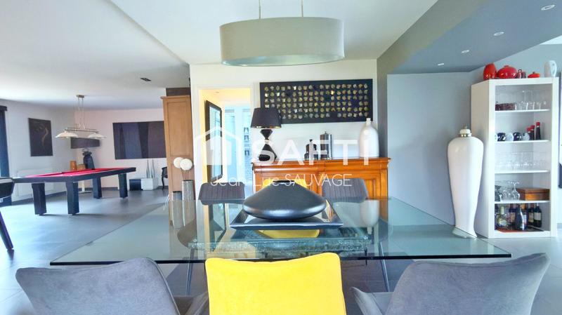 Maison - 270 m² - 10 pièces