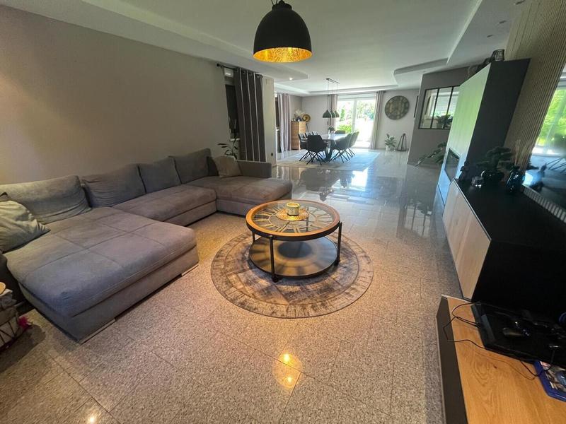 Maison - 250 m² - 6 pièces