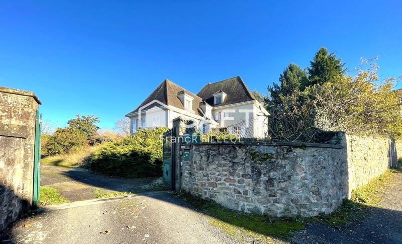 Maison - 400 m² - 13 pièces