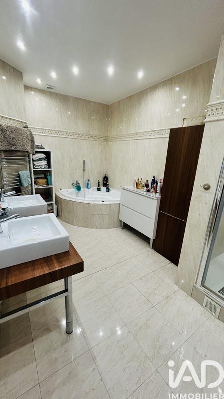 Maison - 186 m² - 8 pièces