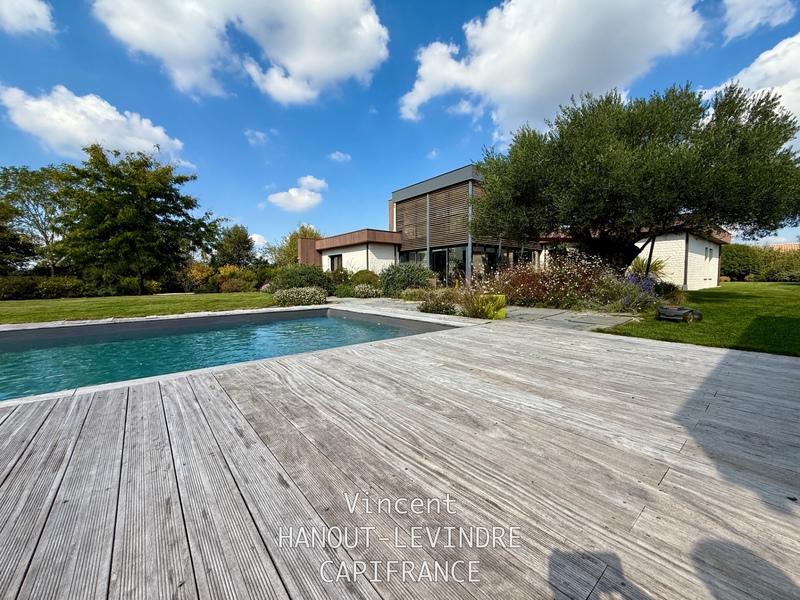 Maison - 245 m² - 9 pièces