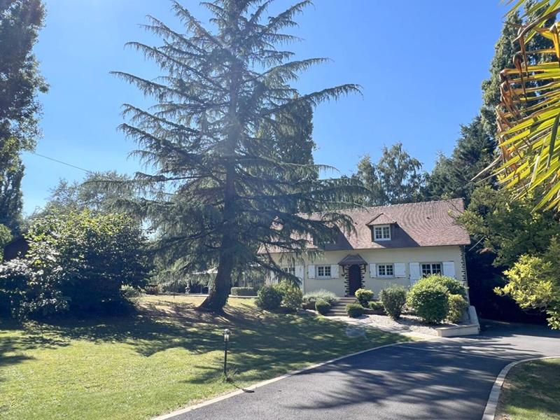 Maison - 230 m² - 9 pièces