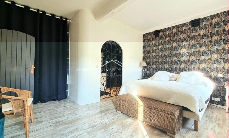 Maison - 220 m² - 8 pièces