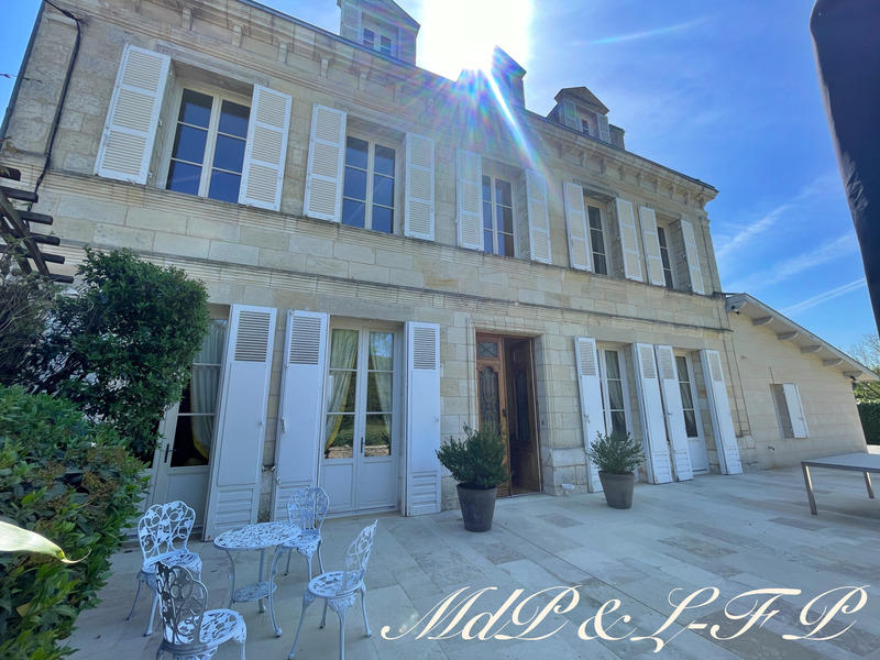 Maison de maîtres - 485 m² - 10 pièces