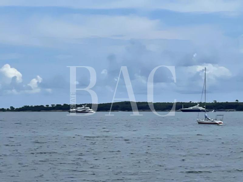 Villa - 4 050 m² - 30 pièces