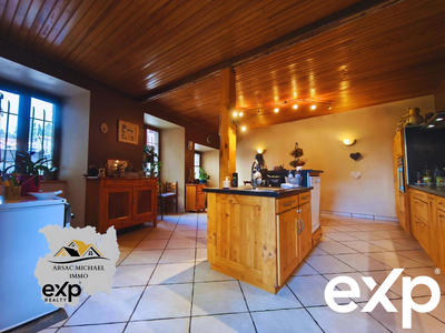 Maison traditionnelle - 215 m² - 8 pièces