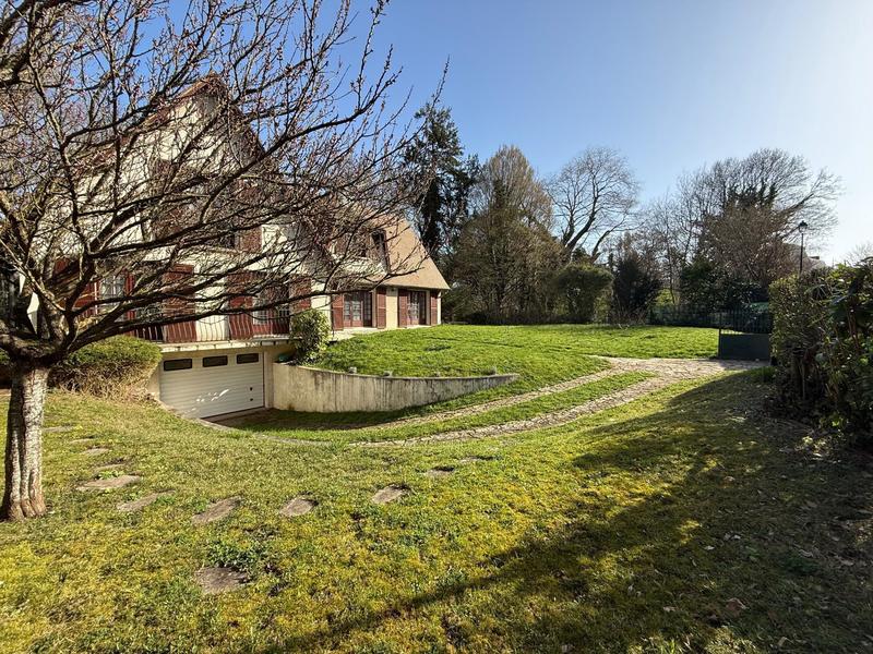 Maison - 222 m² - 7 pièces