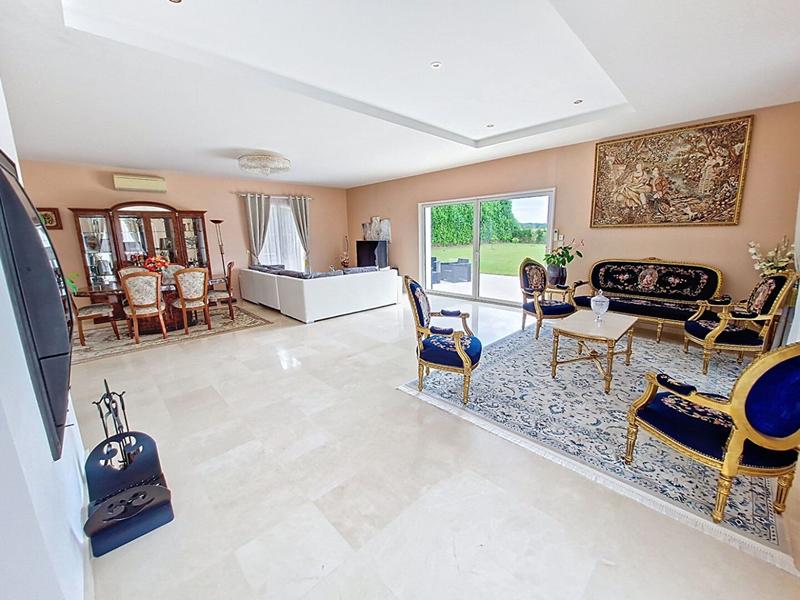 Maison - 327 m² - 9 pièces