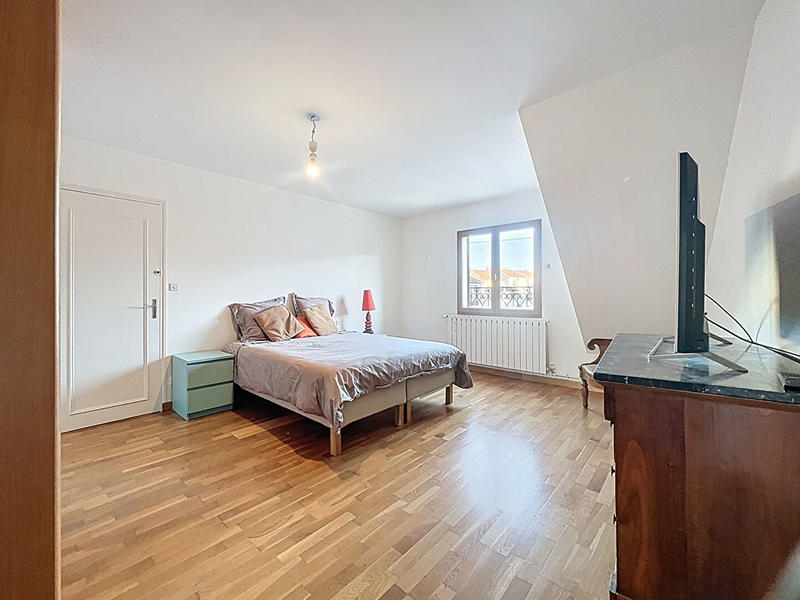 Maison - 215 m² - 10 pièces