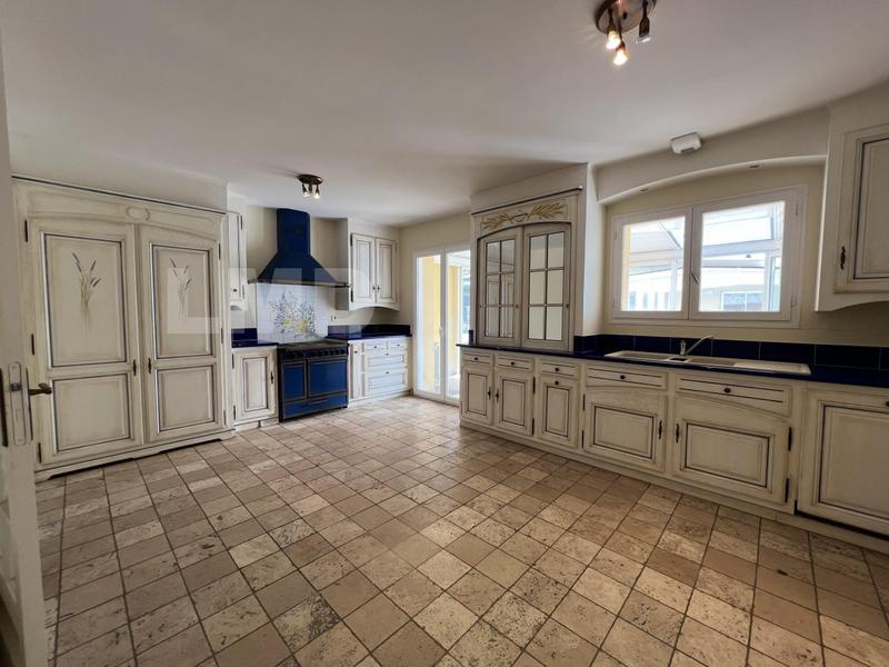 Maison - 230 m² - 13 pièces