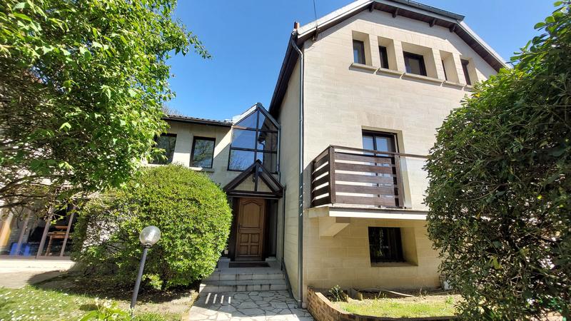 Maison - 330 m² - 9 pièces