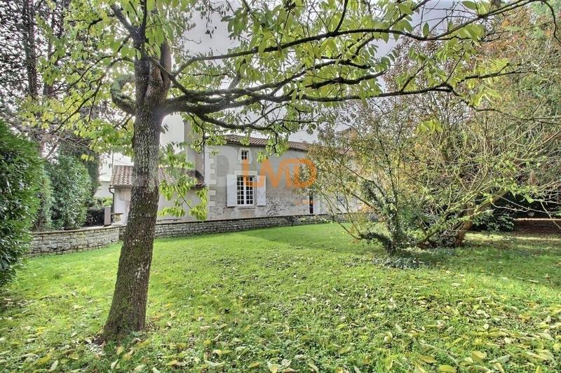 Demeure - 261 m² - 8 pièces