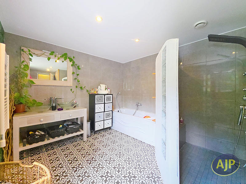 Maison - 174 m² - 7 pièces