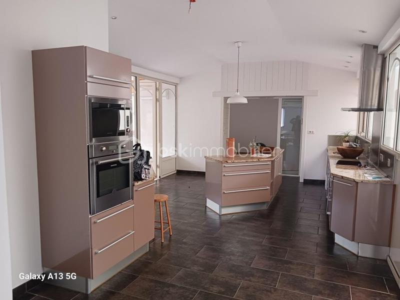 Demeure - 271 m² - 8 pièces