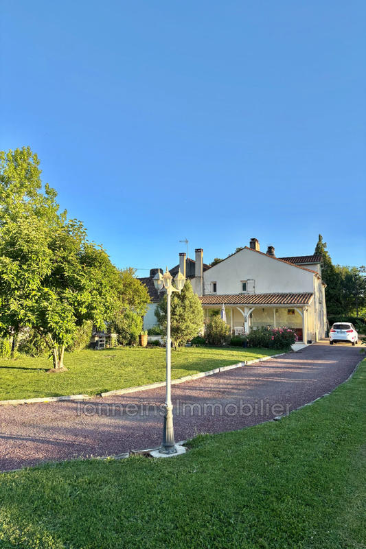 Maison - 240 m² - 8 pièces