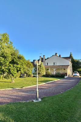 Maison - 240 m² - 8 pièces