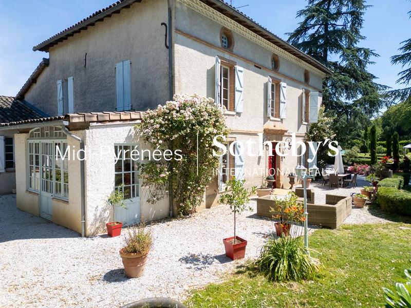 Maison - 300 m² - 11 pièces