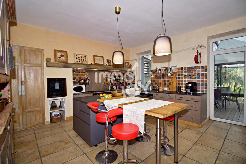 Maison - 305 m² - 11 pièces