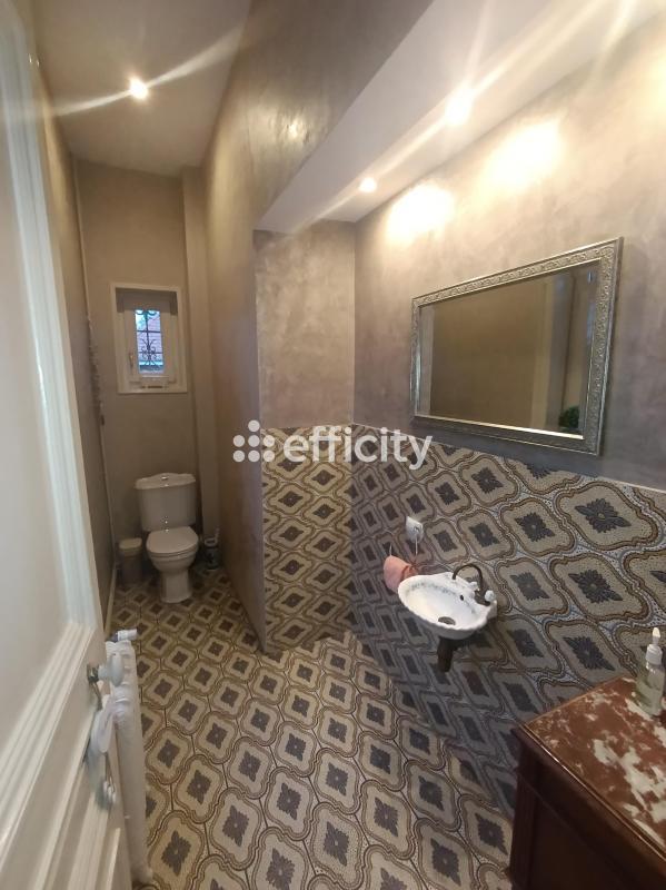 Maison - 954 m² - 40 pièces