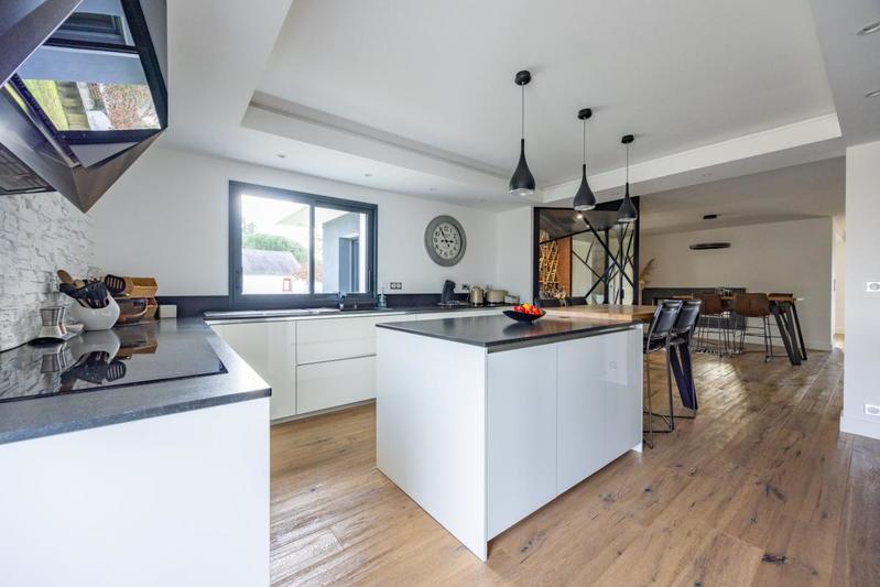 Maison - 250 m² - 8 pièces