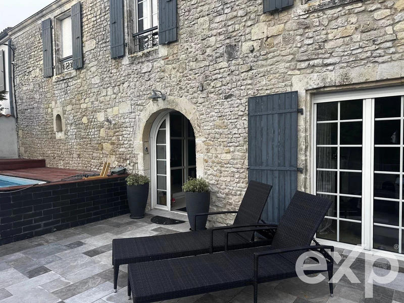 Maison - 304 m² - 10 pièces