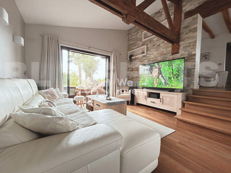 Maison - 219 m² - 6 pièces